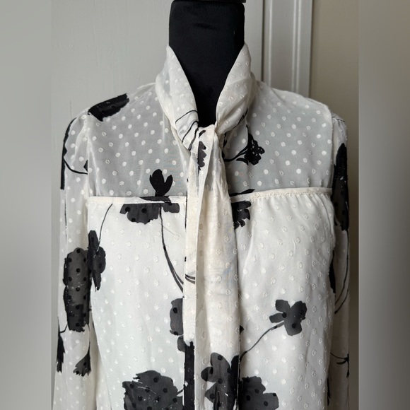 Monteau Black and White Floral Blouse - Picture 2 of 11
